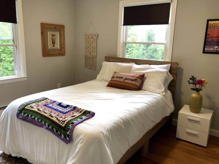 تحتوي غرفة النوم الثانية على سرير كامل الحجم وإضاءة طبيعية.    تحافظ الستائر الكاملة على إطفاء الضوء إذا كان ذلك مفضلًا.

                          