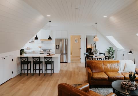 Top performing Airbnb: Luxurious PNW loft w/ panorama mountain views. in Fraser Valley