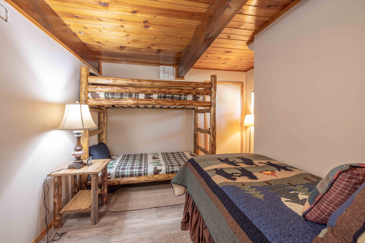 2号卧室位于低层 
3张单人床，床上用品舒适