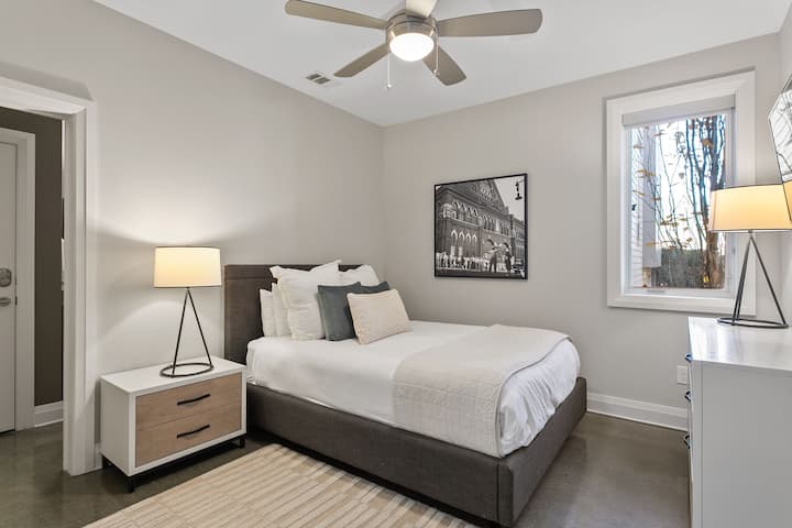 Kati përdhes: Dhomë gjumi Mini-Primary me krevat dopio "Queen" dhe banjë të plotë en Suite