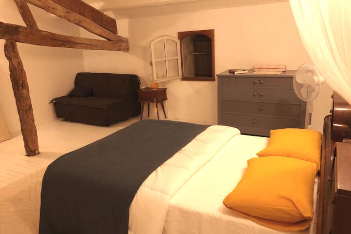 חדר שינה 1: מיטה זוגית אחת + ספה נפתחת אחת עם 2 מושבים