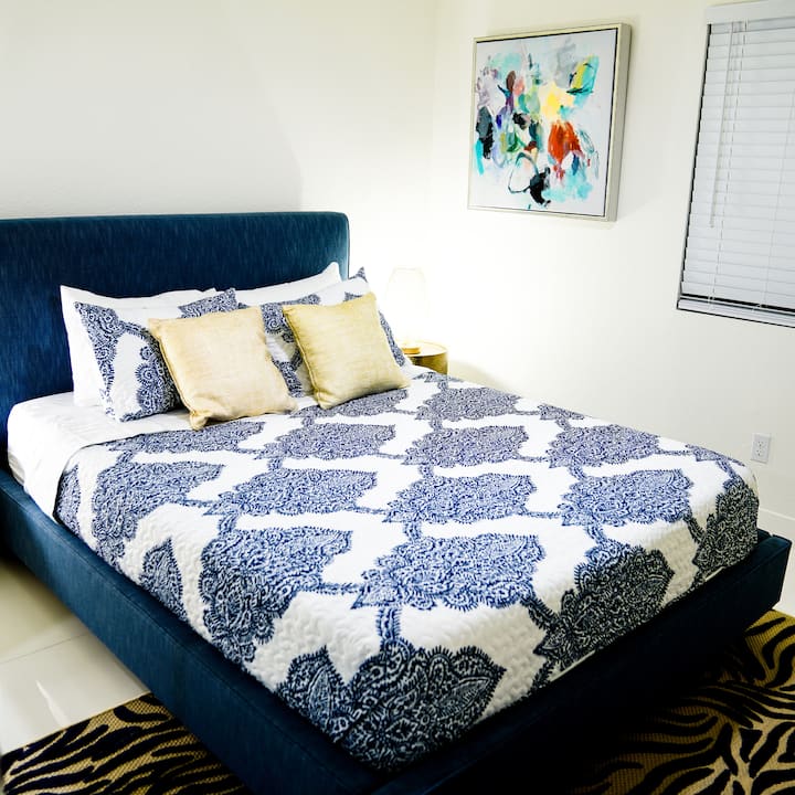 Спална соба 2 со брачен кревет и неверојатен душек и перници и прозорец свртен кон улицата