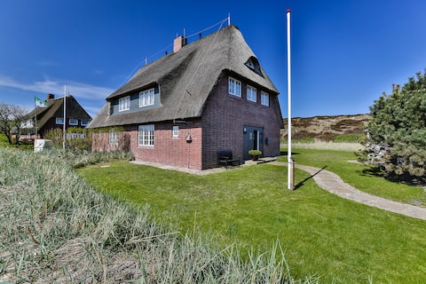 House Lork - luxurious semi-detached house under thatch