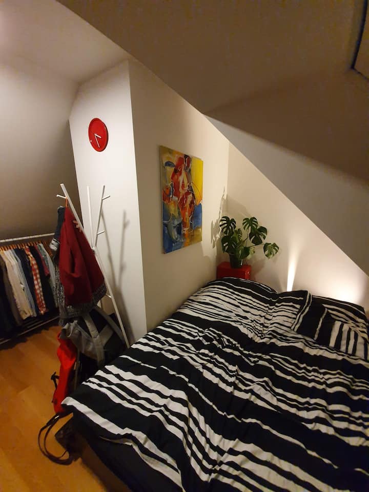 Sakafu ya 2: Chumba #2 (kitanda cha watu wawili, dawati) 