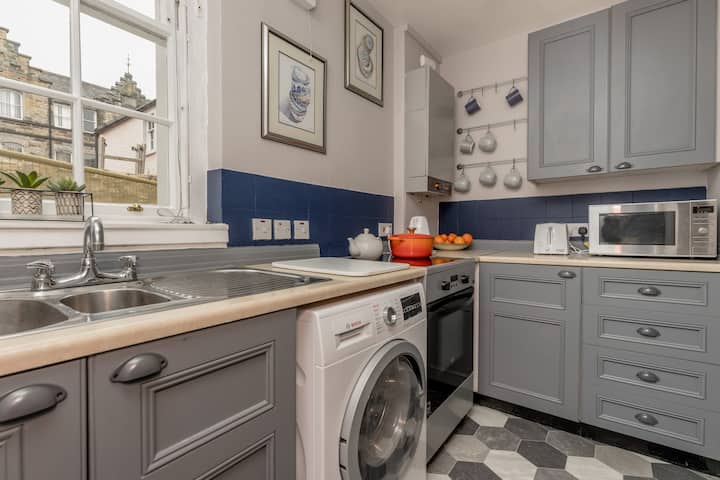 Bijou, cosy one bedroom home in central location