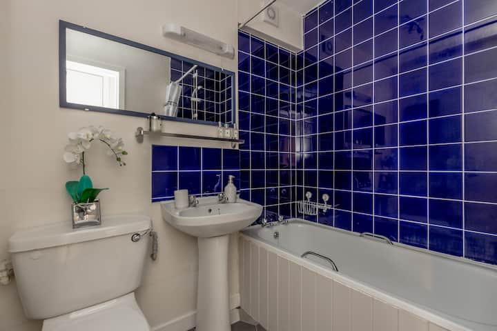 Bijou, cosy one bedroom home in central location