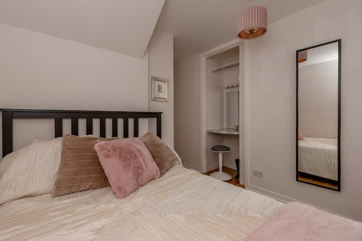 Bijou, cosy one bedroom home in central location
