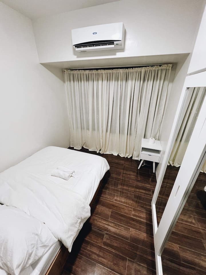 Dormitorio acogedor y minimalista para una estancia de hotel.