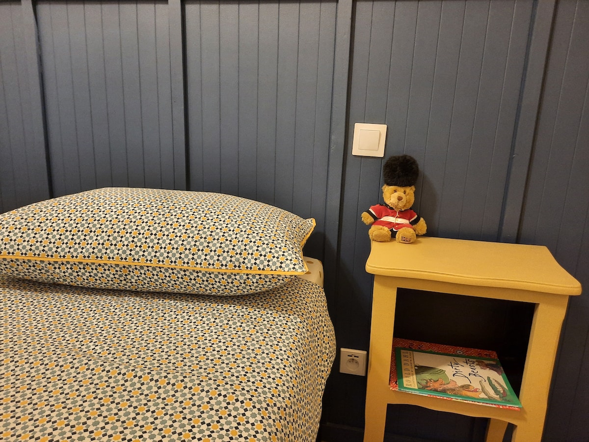 Подходящо за деца, приятелски настроени към семейството, приятелски настроени към бебета, подходящи за бебета.  Бебешко креватче, столче за хранене, играчки, книги, игри, скутер, велосипед за баланс.