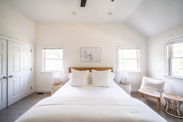 Smještena na gornjem katu, svjetlom ispunjena primarna spavaća soba s bračnim krevetom veličine King, svodnim stropom, uzglavljem od svijetlog drva i bijelom posteljinom okružena je s dva prozora s pogledom na dvorište s bazenjem.  Prozori s desne strane gledaju na šumu ispred. Prirodna