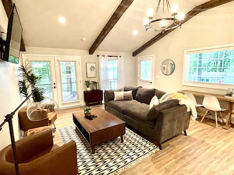 Dreamy Cottage Getaway w/ Sunset Lakeview