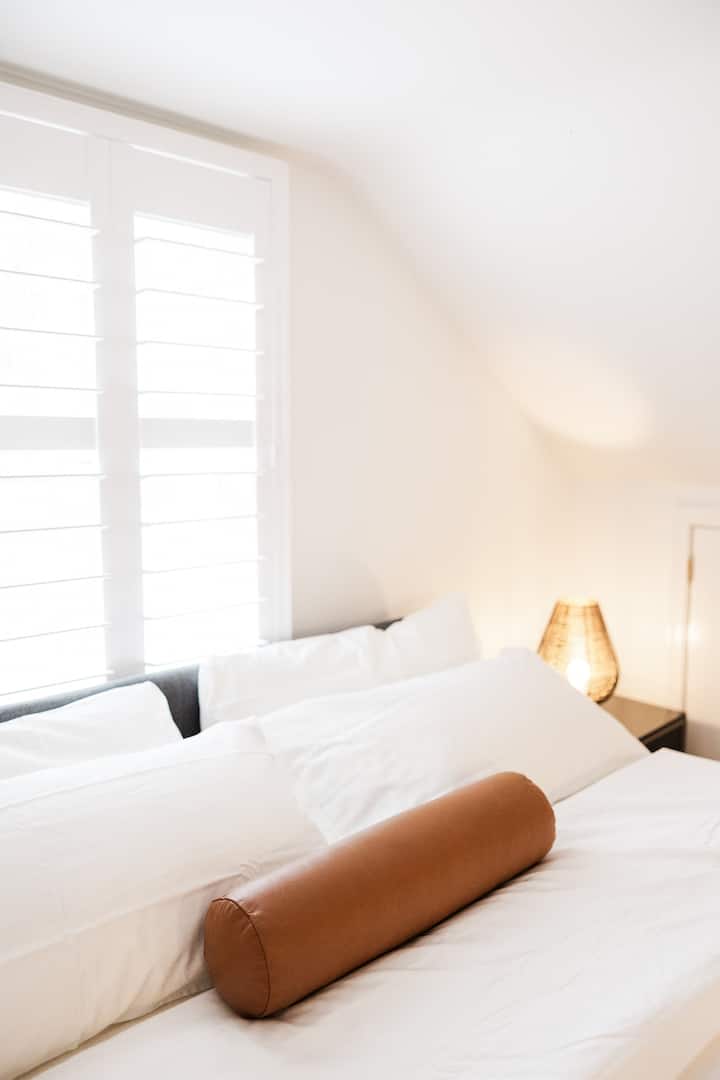 Lofted Luxury – חבוי תחת תקרות קמורות מקסימות, סוויטה זו בסגנון לופט מציעה מיטת קינג סייז חלומית, תאורה סביבתית ונופש אינטימי להירגע בסטייל.
