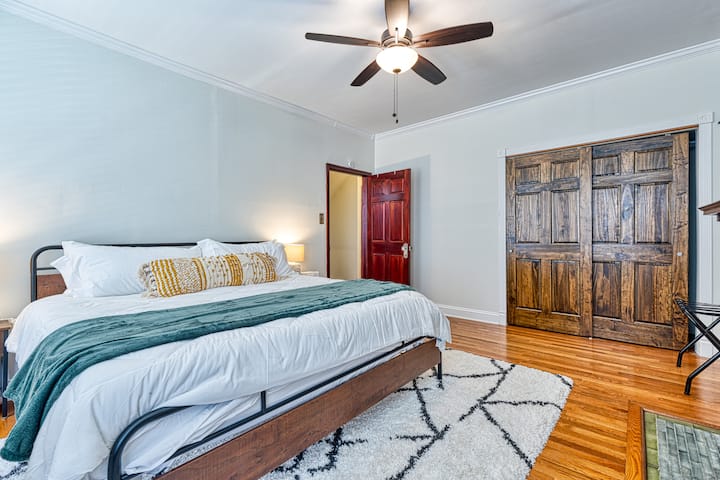 Dormitorio principal con cama tamaño king