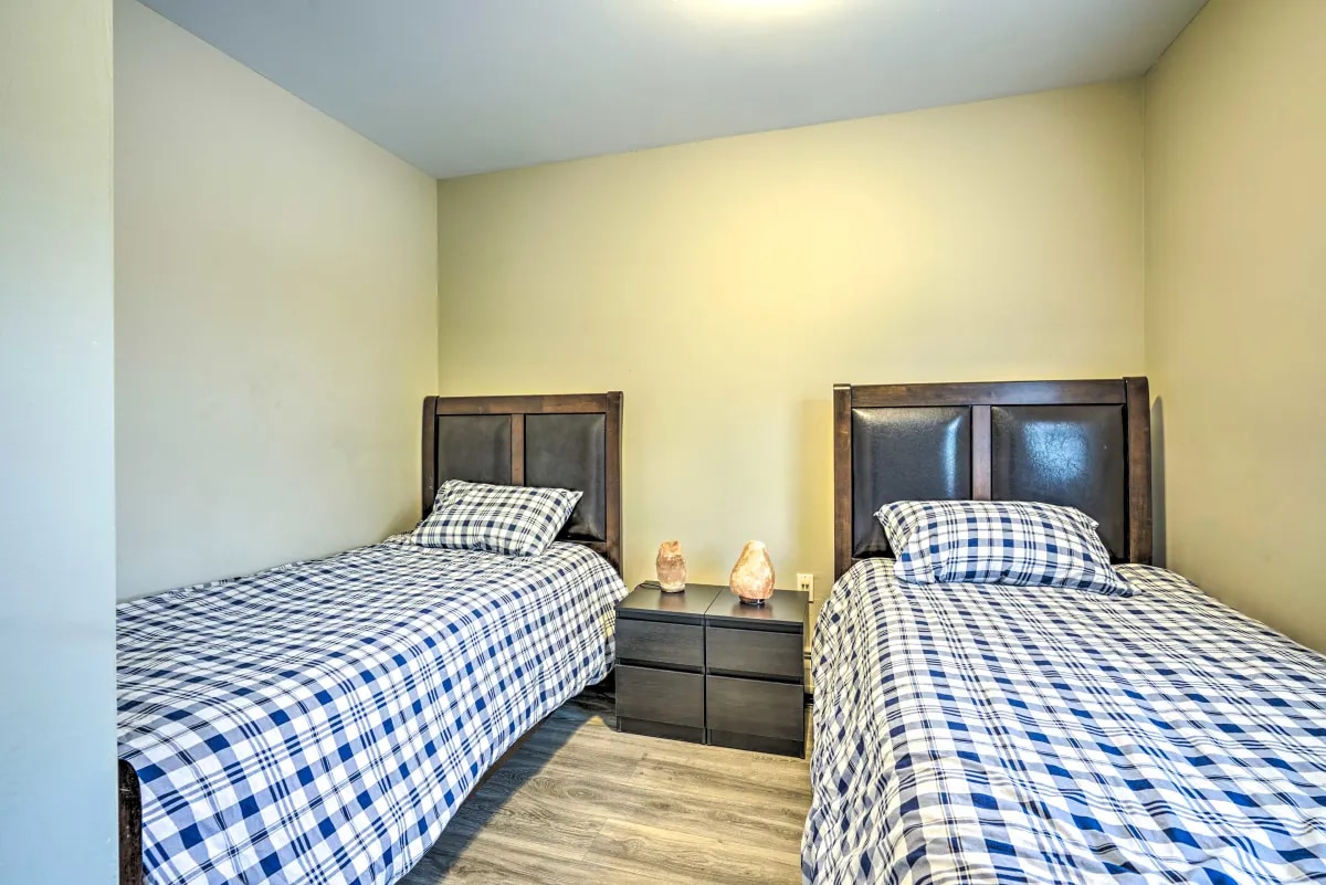 Habitación infantil en el segundo piso. Mesitas de noche, lámparas de sal y un armario. Camas individuales. 