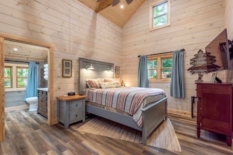 Smoky Mountain studio with alfresco dining.