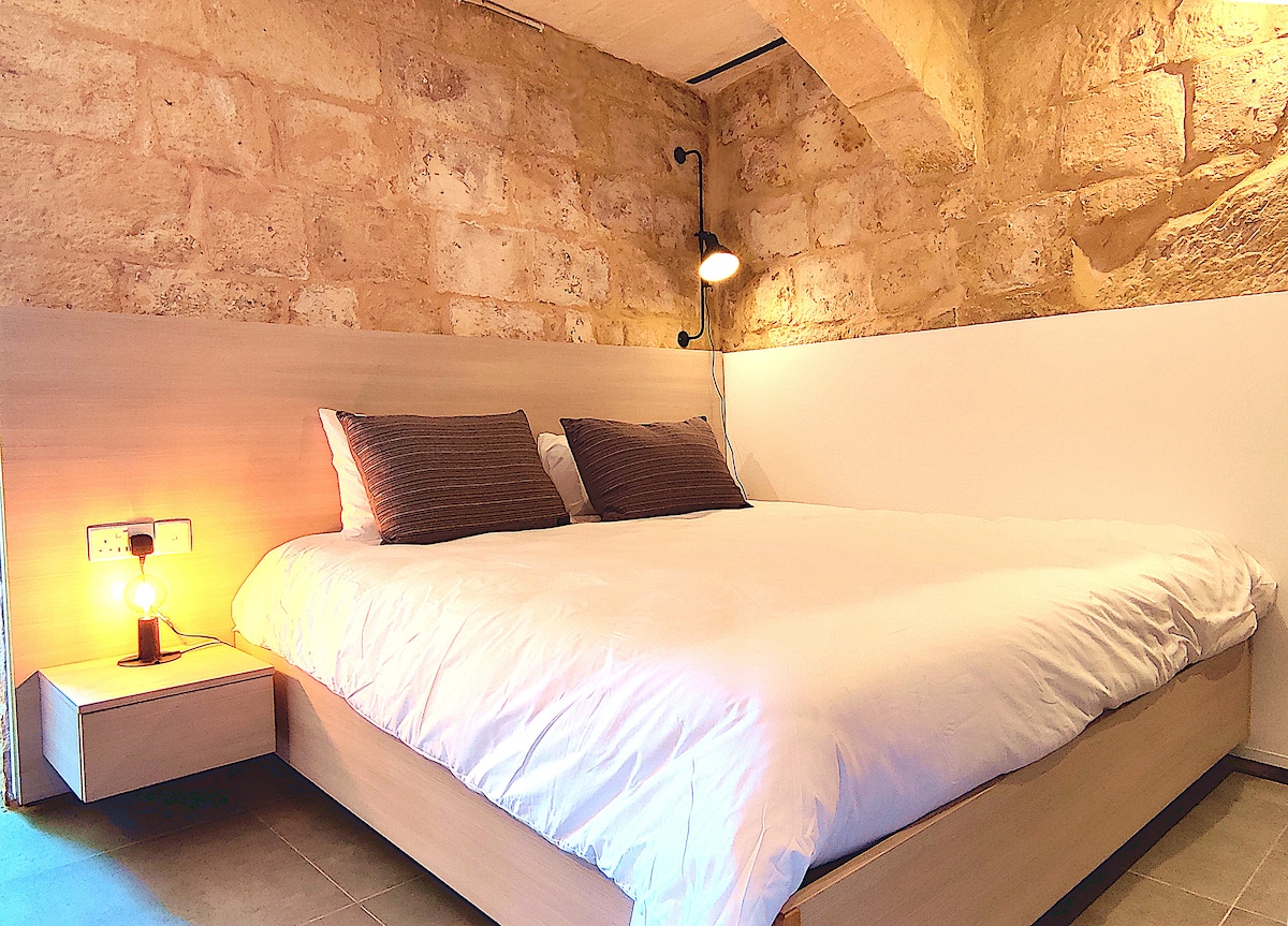 Priestor na posteľ s ovládaním svetla, nabíjacím portom na oboch stranách a luxusným matracom s pamäťovou penou