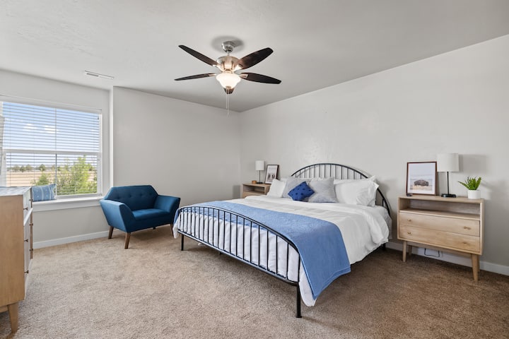 Charming Cottage w/Arcade room - Master Bedroom