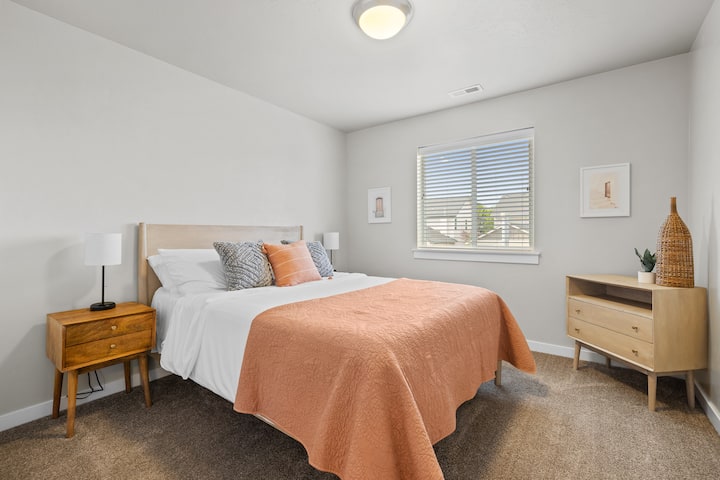 คอทเทจมีเสน่ห์พร้อมห้องอาเขต - ห้องนอนพร้อมเตียงควีนไซส์