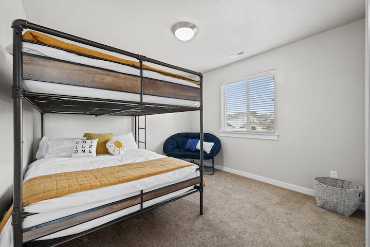 คอทเทจมีเสน่ห์พร้อมห้องอาเขต - ห้องนอนพร้อมเตียงสองชั้นขนาดควีนไซส์