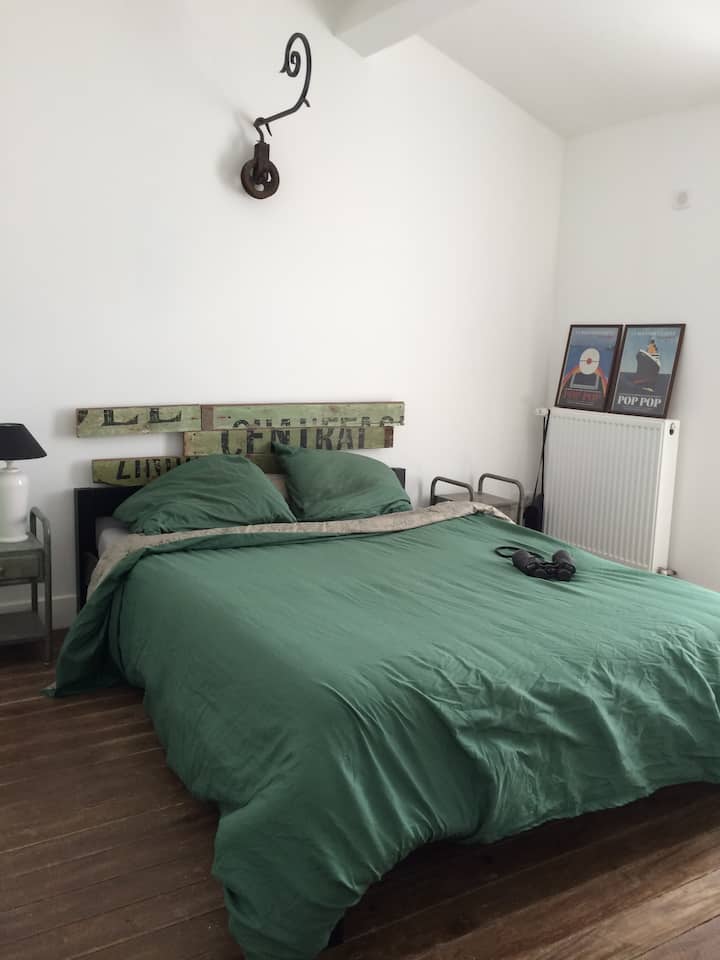 Двойно легло в спалнята с изглед към балкона и улицата.