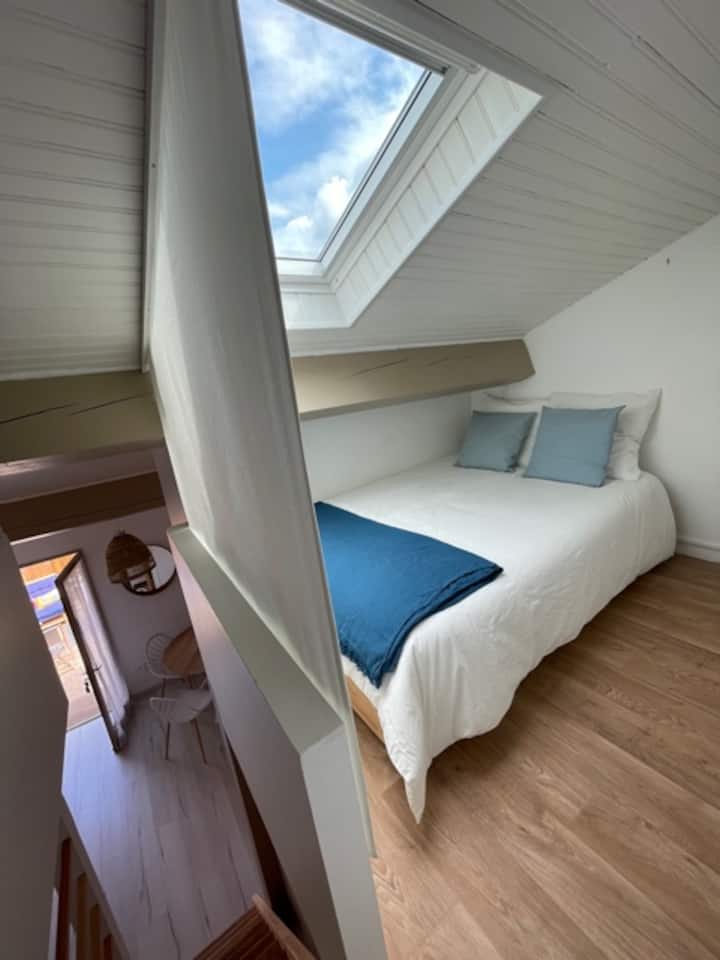 Საძინებელი: ორადგილიანი საწოლი სათავსო უჯრებით