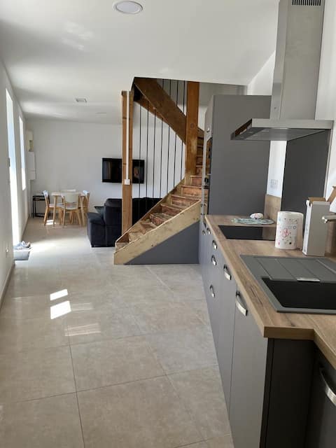 Beautiful townhouse, renovated 15 min from Lyon