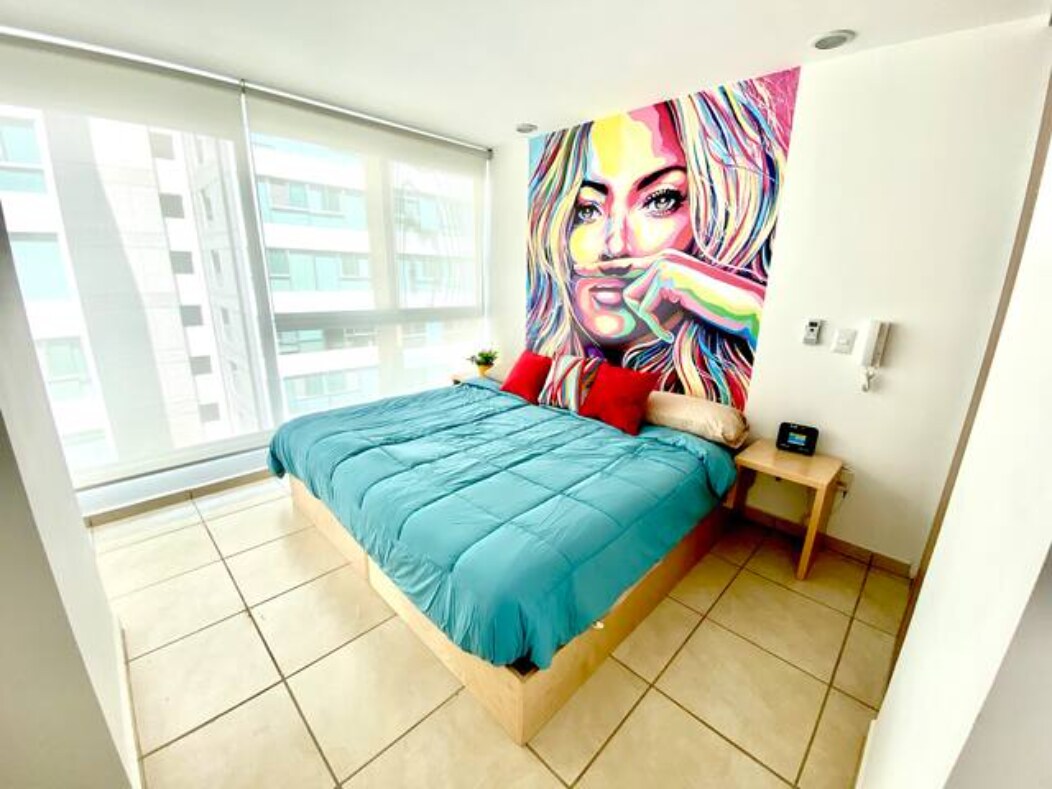 Recámara principal con aire acondicionado, baño y cama king size