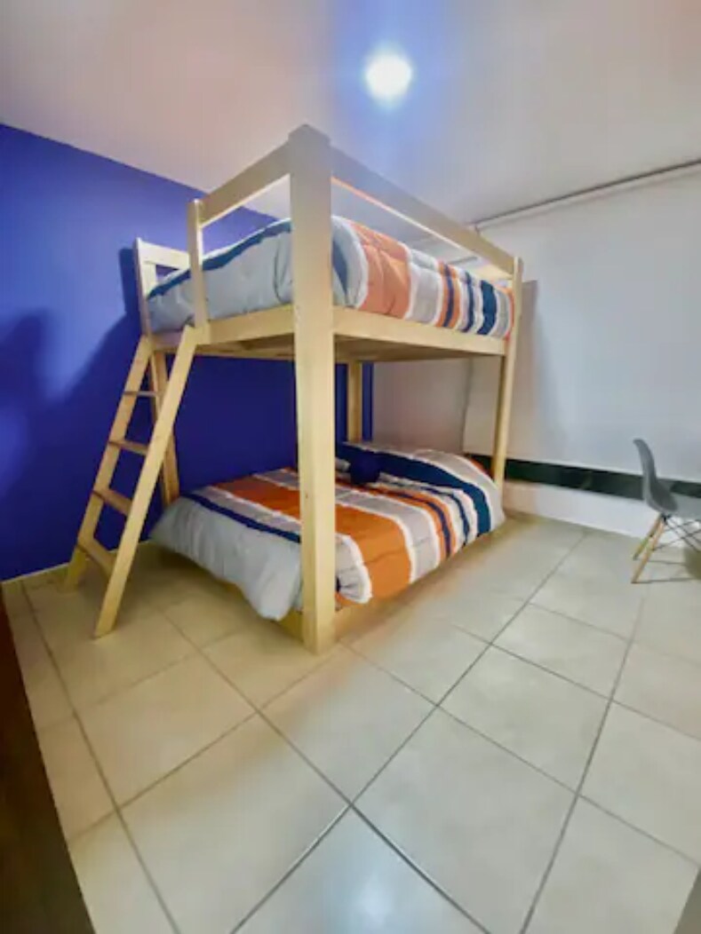 Segundo cuarto con una litera de 2 camas queen size