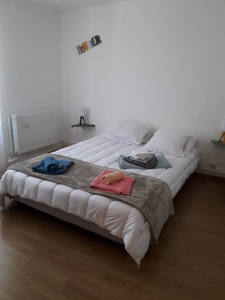 AU 1er ETAGE
CHAMBRE C1
GRAND LIT 160 2 COUCHAGES