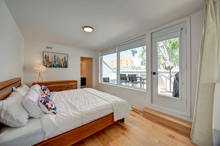 Chambre à la mezzanine avec lit King et salle de bain adjacente.
Chambre mezzanine avec lit king size et salle de bain privée.
