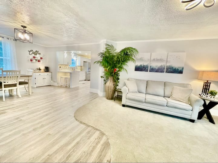 Bungalow with Massage Chair & GAME ROOM Bungalows for Rent in