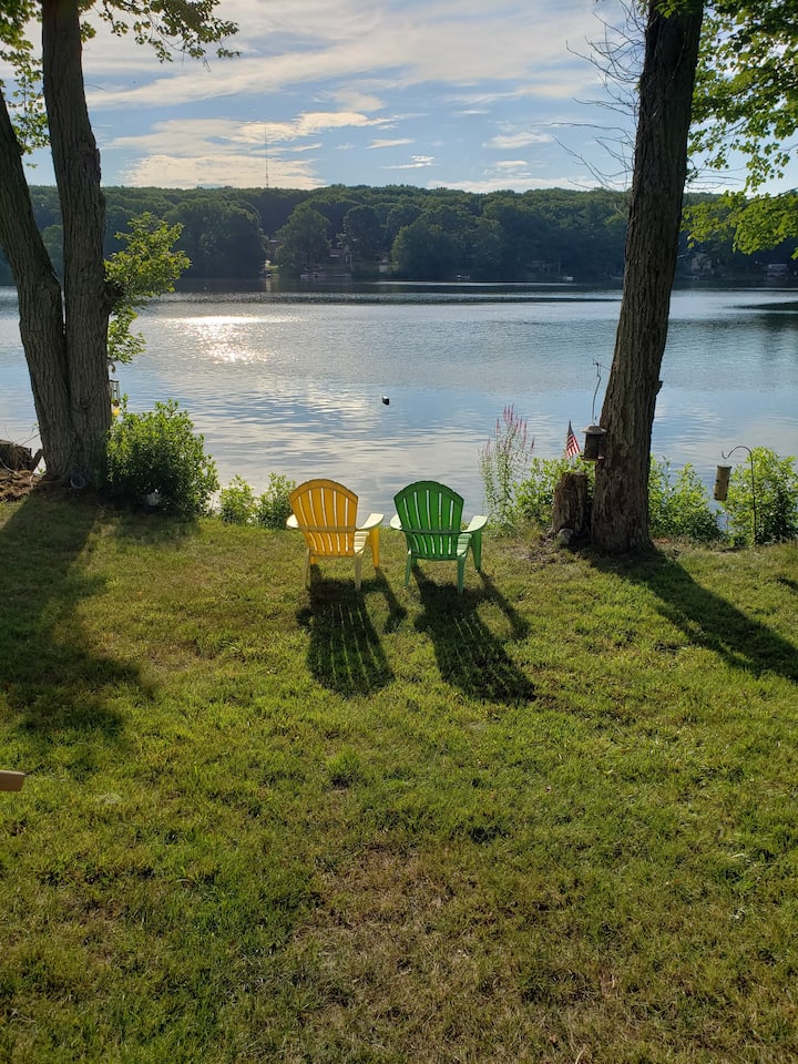 Sparkling 4 season lakefront cottage w/deck+studio