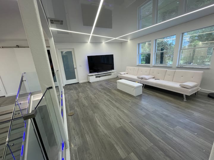 Modern Home With New Swimming Pool And 5 Acre Lot - West Palm Beach, FL