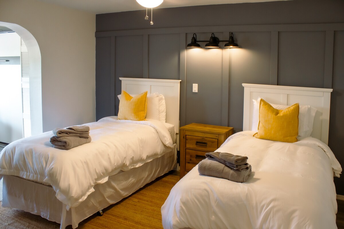 3e slaapkamer met (2) eenpersoonsbedden en een Murphy bed. Uitzicht op Chapel Rock!