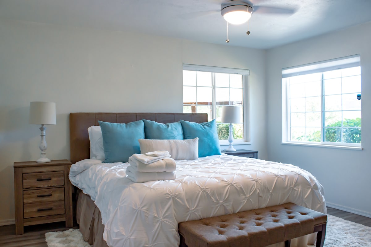 Secundaire mastersuite met directe toegang tot de badkamer. Uitzicht op Chapel Rock vanuit deze slaapkamer!