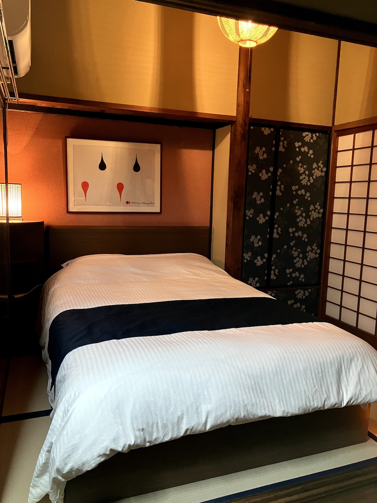 It is a 3 tatami mat room with a double bed.
A Isam Noguchi poster is placed between the floors.