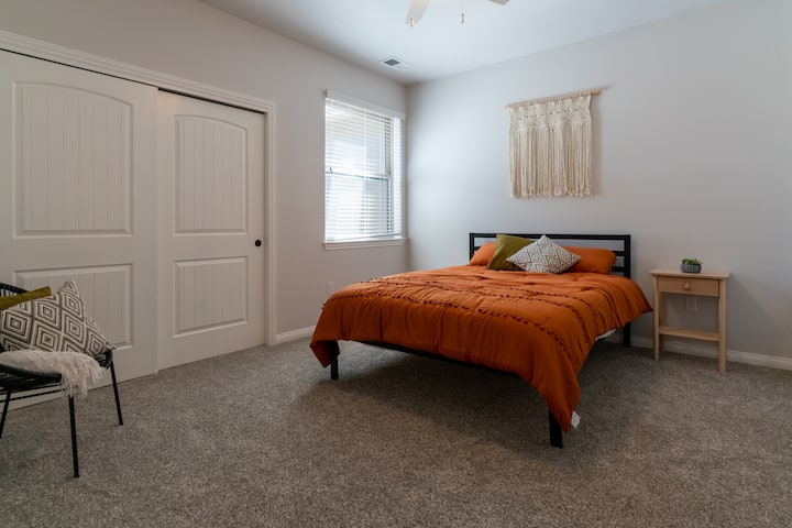 Queen-sized bed with an open space concept. Lots of room and natural lighting. LARGE cabinets inside the room. 