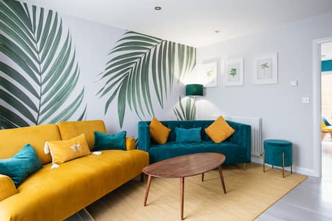 3 bedroom city centre townhouse w. parking & patio