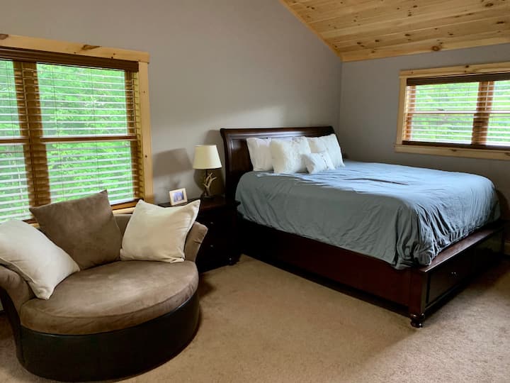 Dhomë gjumi kryesore me banjën ngjitur. Futu në karrige dhe lexo librin tënd