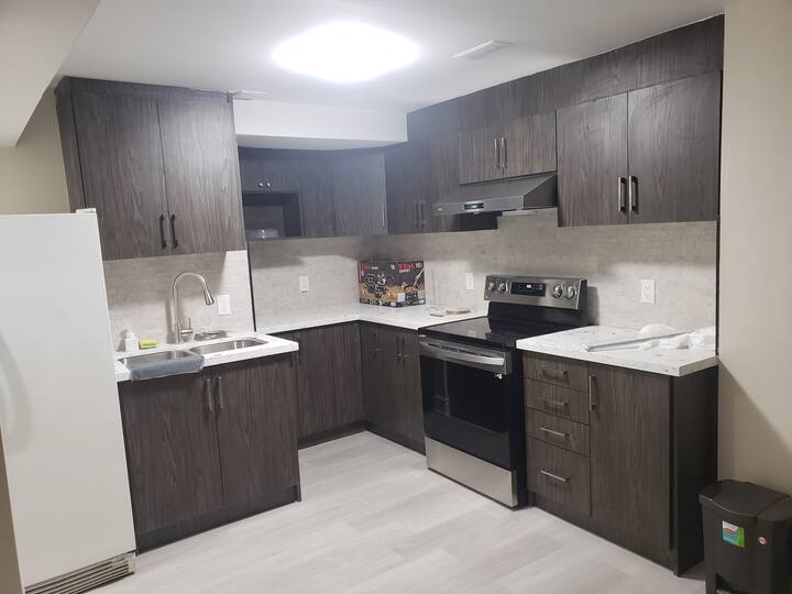 Sótano de 2 habitaciones, con wifi gratuito y estacionamiento - Airbnb