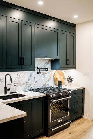 Luxury Modern 4-Bed House | 10 Min to DT Toronto gallery image 5