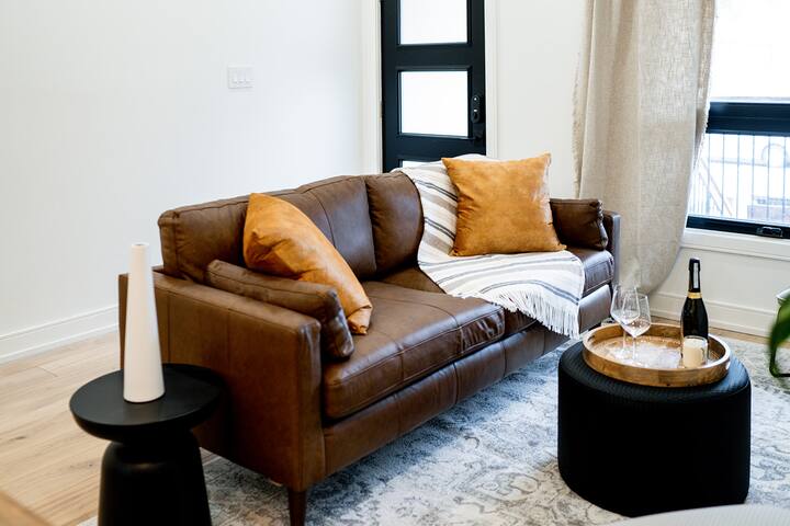 Luxury Modern 4-Bed House | 10 Min to DT Toronto gallery image 2