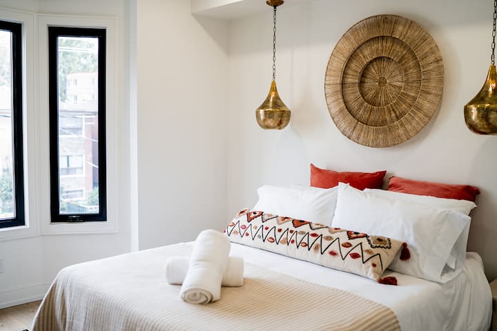 Luxury Modern 4-Bed House | 10 Min to DT Toronto