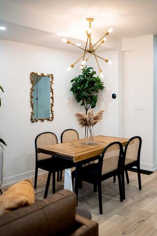 Luxury Modern 4-Bed House | 10 Min to DT Toronto gallery image 3