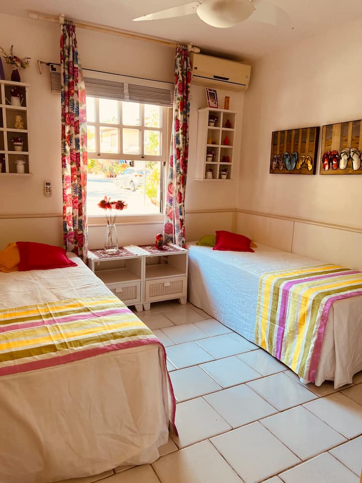 סוויטה עם 2 מיטות זוגיות הפיכות לזוגות. 