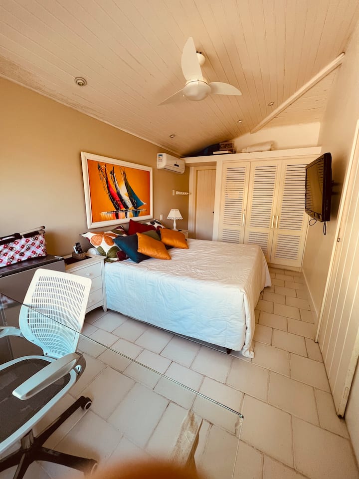 סוויטה עם מיטת קינג סייז ומיטת יחיד. מיניבר, אינטרנט ושולחן עבודה. בקומה השנייה של הבית. 