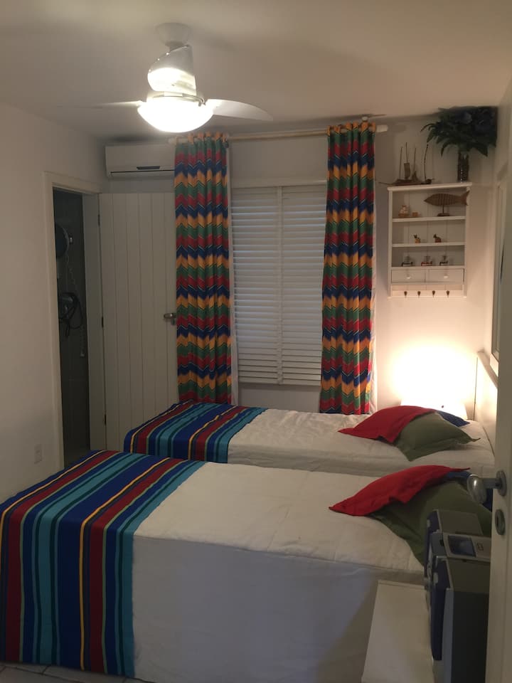 סוויטה עם 2 מיטות נפרדות הניתנות להפיכה למיטות זוגיות. 