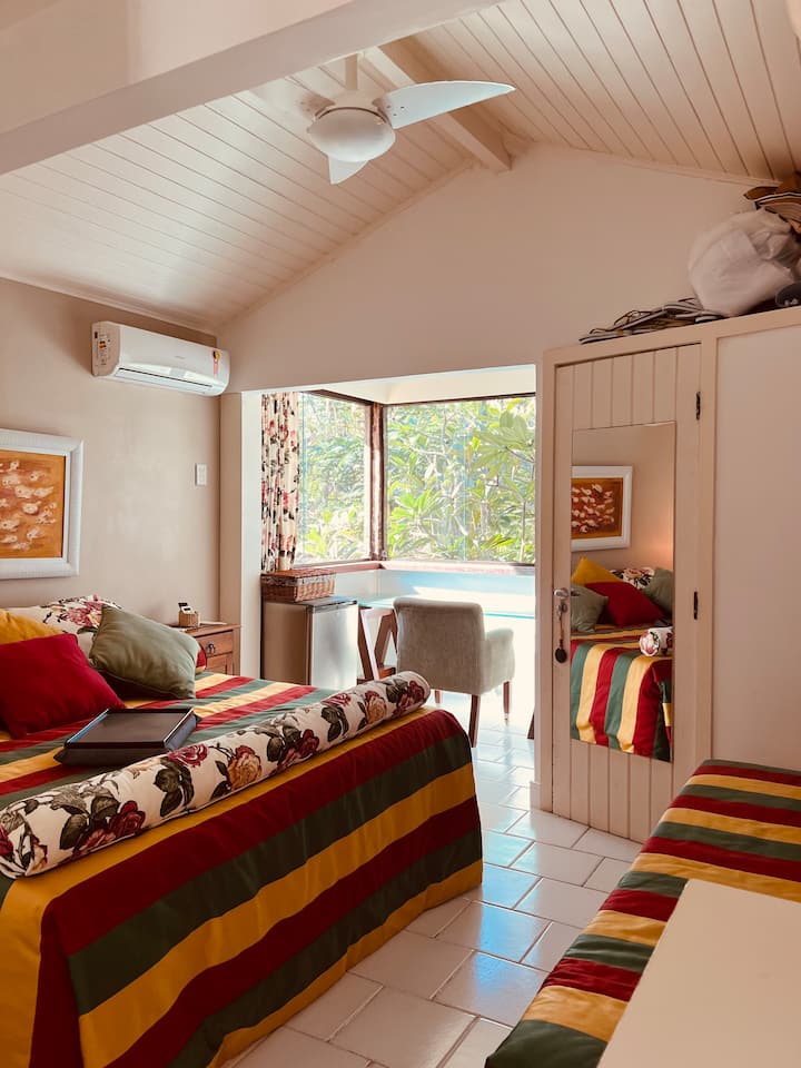 סוויטה עם מיטת קינג סייז ומיטת יחיד. מיניבר. שולחן עבודה וגישה לאינטרנט בקומה השנייה של הבית. 