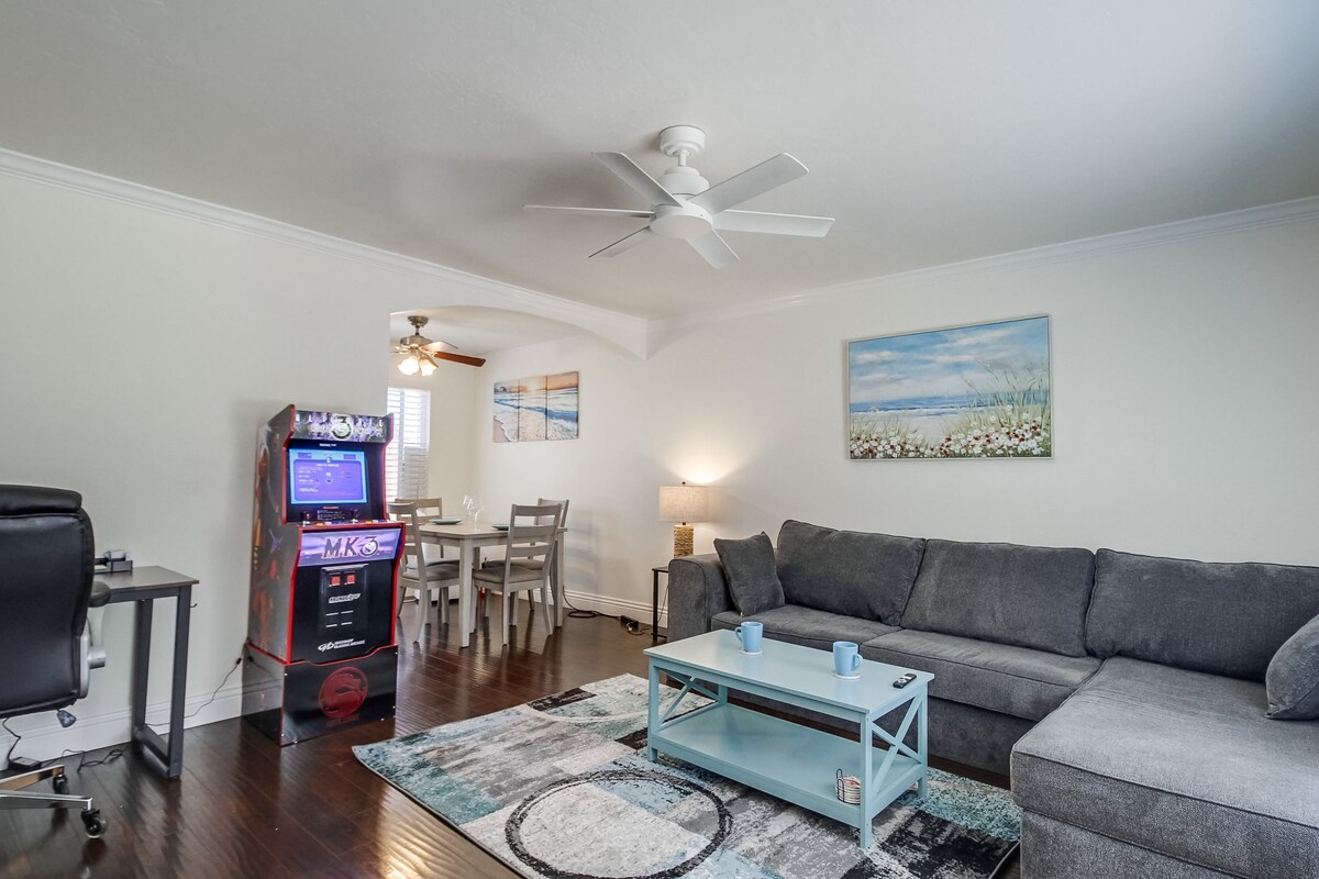 Соберете се во дневната соба и уживајте во незаборавни моменти со пријателите и семејството.