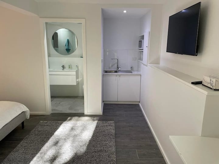 Modern, Private Self-contained 1 Bedroom Studio - Cumberland
